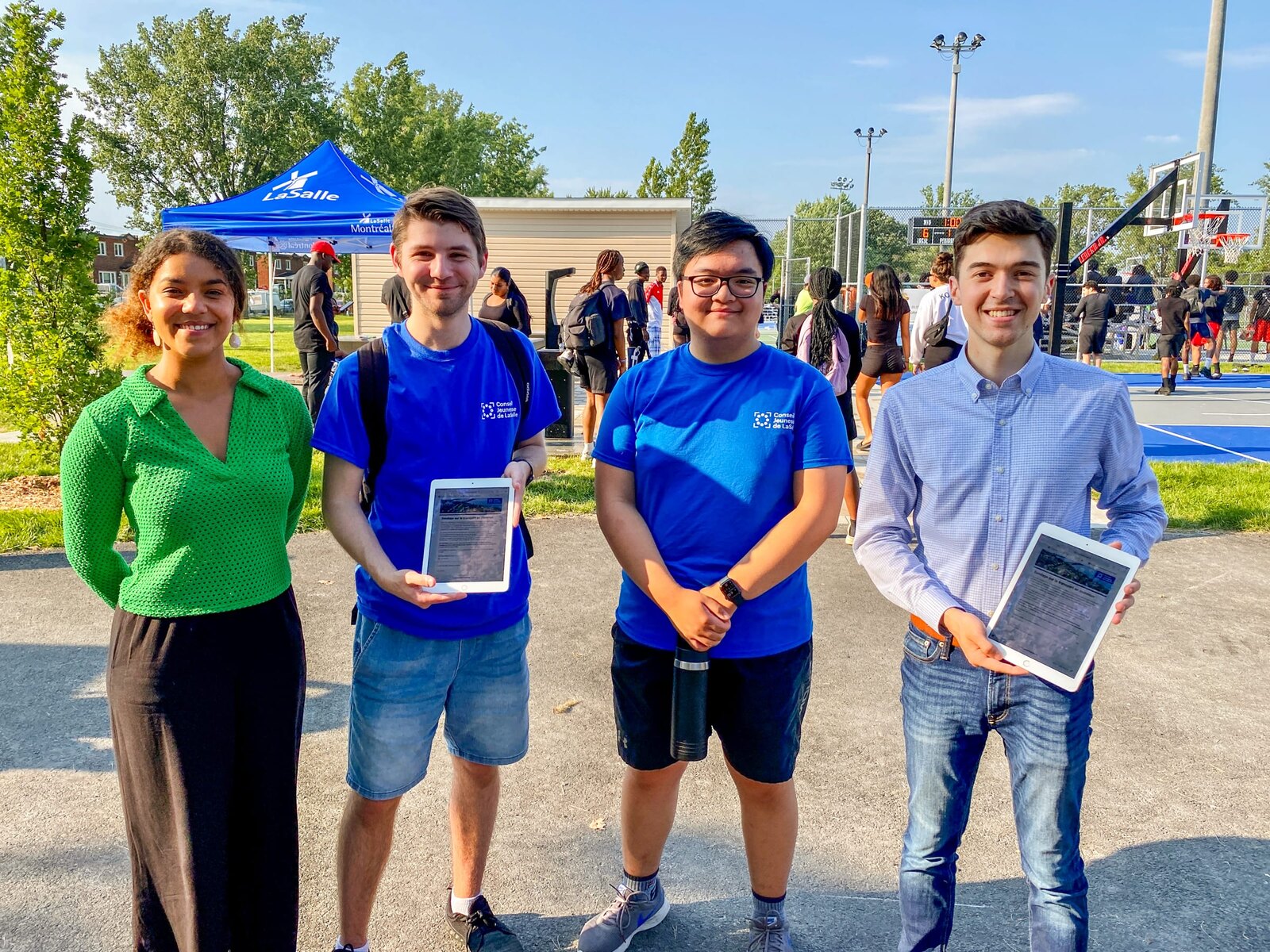 Membres du CJL consultant des jeunes de LaSalle